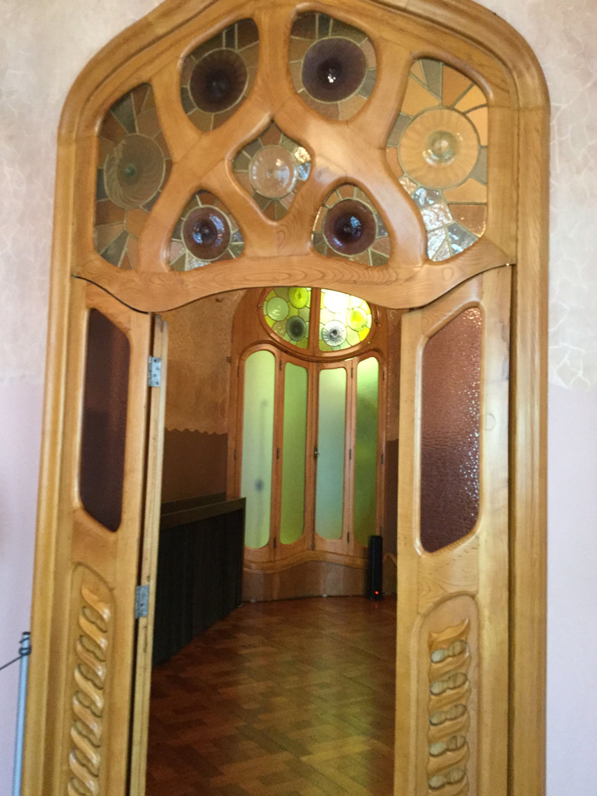 Casa Battlo door photograph